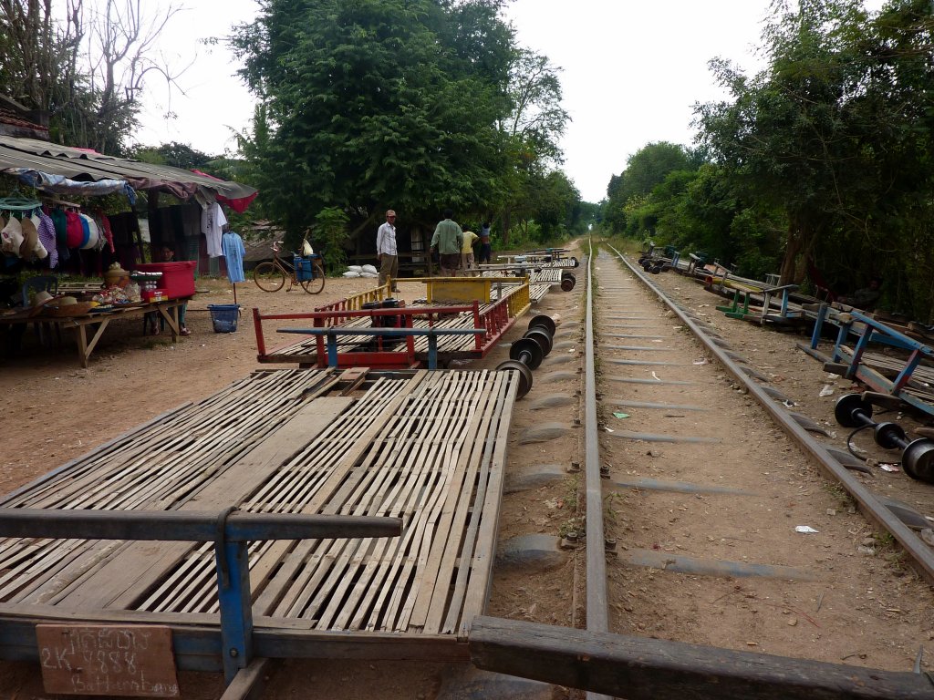 stlich von Battambang werden auf einem Streckenabschnitt Fahrten auf Bamboo Trains fr Touristen angeboten. Hier der Ausgangspunkt der 'Touristenstrecke'.