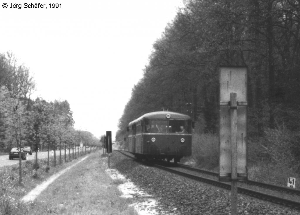 stlich von Gunzenhausen wurde die Staatsstrae Anfang der 1980er Jahre neben der Bahnlinie schnurgerade neu trassiert. Die Autos hatten daher kein Problem mehr den Schienenbus zu berholen. (Blick nach Osten auf km 41,5 im Sommer 1991) 

