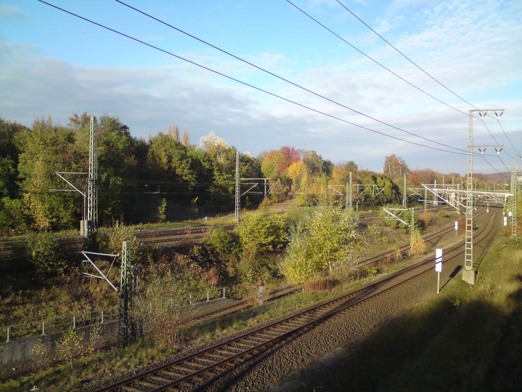 �stliche Ausfahrt des Bahnhofes Wuppertal-Vohwinkel mit Blick in Richtung Wuppertal-Sonnborn. Der Bahnhof Wuppertal-Vohwinkel ist der westlichste Bahnhof im Stadtgebiet Wuppertals im Ortsteil Vohwinkel. Er ist ein Keilbahnhof und geh�rt der Bahnhofskategorie 3 an. Im Bild festgehalten ist mittig die kreuzungsfrei Einf�delung der Strecke nach Essen in die Hauptstrecke zu sehen. Im Bildhintergrund befindet ein stillgelegter Ast zur Nordbahn, der leicht nach links verzweigt und schon stark �berwachsen ist. Die Wuppertaler Nordbahn wird derzeit zur�ckgebaut und in einen Rad.- und Fu�weg verwandelt wird. Die Wuppertaler Nordbahn wurde von der Rheinischen Eisenbahn-Gesellschaft (RhE) ab 1873 gebaut.