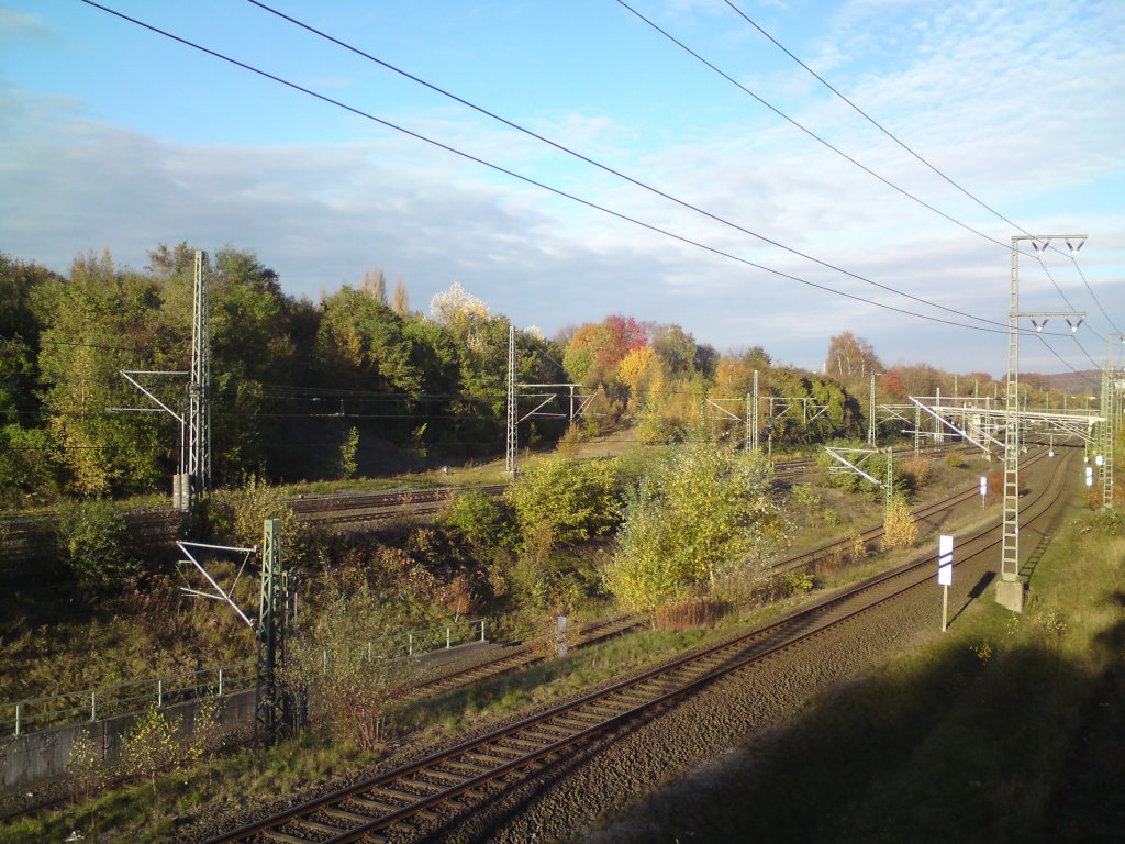 stliche Ausfahrt des Bahnhofes Wuppertal-Vohwinkel mit Blick in Richtung Wuppertal-Sonnborn. Der Bahnhof Wuppertal-Vohwinkel ist der westlichste Bahnhof im Stadtgebiet Wuppertals im Ortsteil Vohwinkel. Er ist ein Keilbahnhof und gehrt der Bahnhofskategorie 3 an. Im Bild festgehalten ist mittig die kreuzungsfrei Einfdelung der Strecke nach Essen in die Hauptstrecke zu sehen. Im Bildhintergrund befindet ein stillgelegter Ast zur Nordbahn, der leicht nach links verzweigt und schon stark berwachsen ist. Die Wuppertaler Nordbahn wird derzeit zurckgebaut und in einen Rad.- und Fuweg verwandelt wird. Die Wuppertaler Nordbahn wurde von der Rheinischen Eisenbahn-Gesellschaft (RhE) ab 1873 gebaut.
