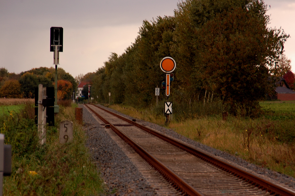 stliches Einfahrvorsignal zum Bahnhof Rheindahlen, im Hintergrund ist das Einfahrsignal noch zu erkennen. 24.10.2010