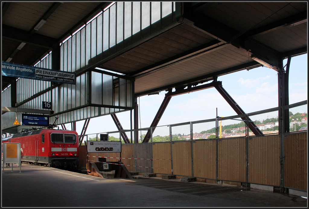 Offen - 

Ohne Südflügel öffnet sich der Bahnsteigbereich zur Stadt. Das Bahnsteigdach brauchte eine provisorische Stahlkonstruktion als Ersatz für die alten Stützen. Stuttgart Hauptbahnhof, 

15.06.2012 (M)