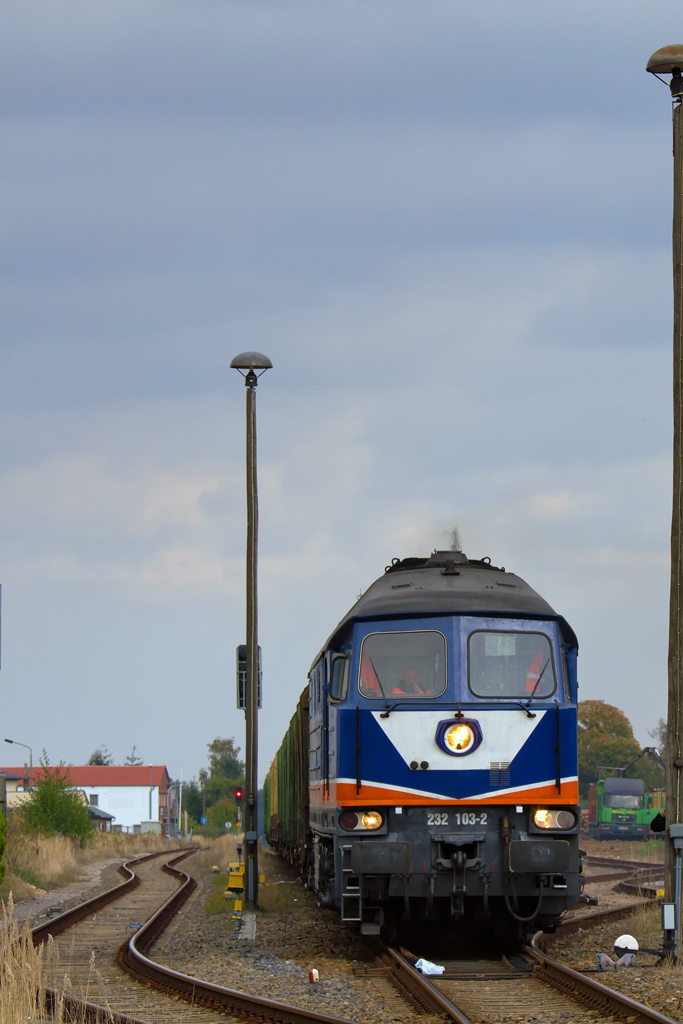 Offenbar spricht der Lokfhrer die nchsten Arbeiten ber Rangierfunk ab. - 05.10.2011 ( vom B Borken Str. aufgenommen)
