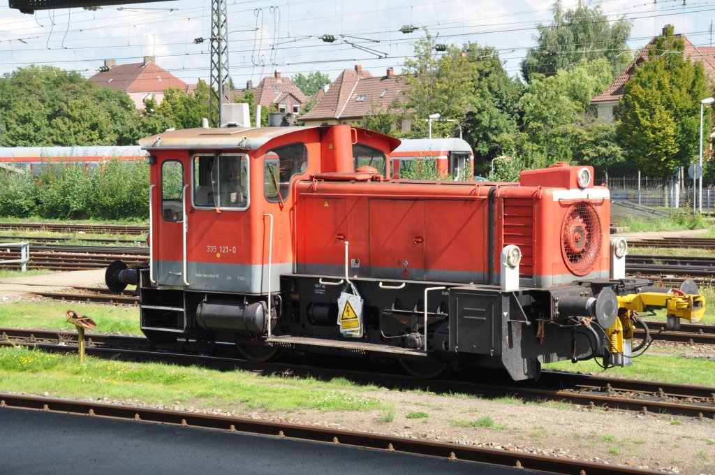 OFFENBURG (Ortenaukreis), 02.09.2010, 335 121-0 wartet im Bahnhof auf Arbeit