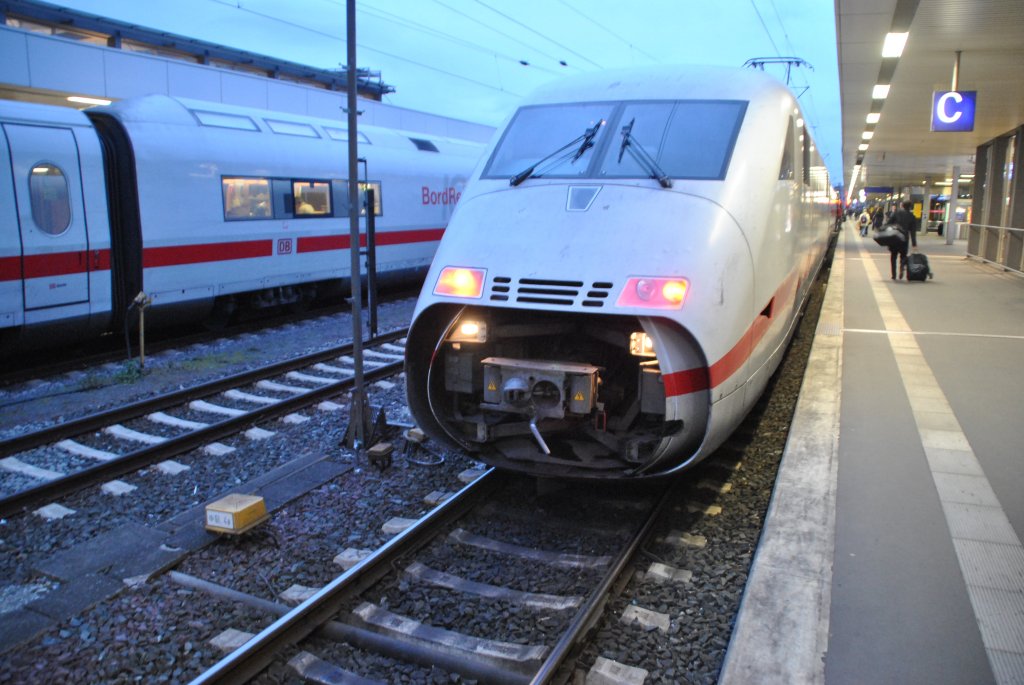 Offene Fresslucke an einen ICE 2. Foto vom 23.10.2010, im Hannover HBF.