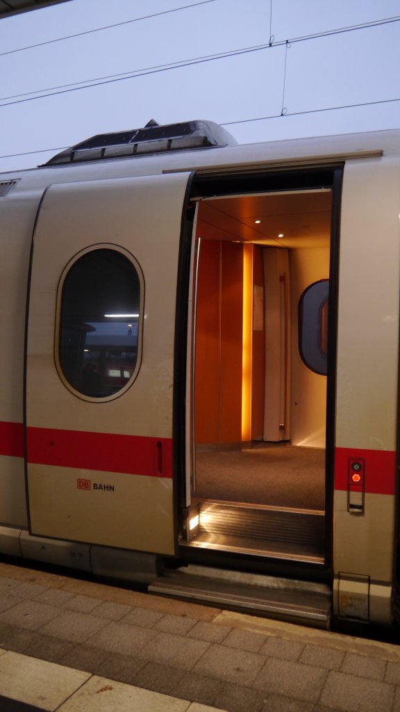 Offene Tr eines ICE 3 bei Dmmerung in Mannheim.
