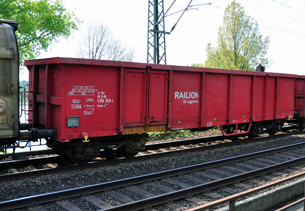 Offener Gterwagen 5368 650-3 innerhalb eines gemischten Gterzuges bei Bonn-Oberkassel - 21.04.2011