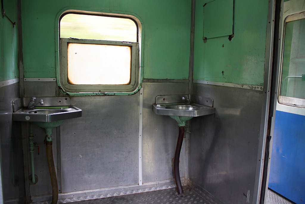 Offener Waschraum des บชส.1017 (บชส. =BTC./Bogie Third Class Carriage) am 10.Jänner 2011, aufgenommen während der Fahrt mit dem EXP 51 zwischen den Bahnhöfen Den Chai und Pha Khan.
