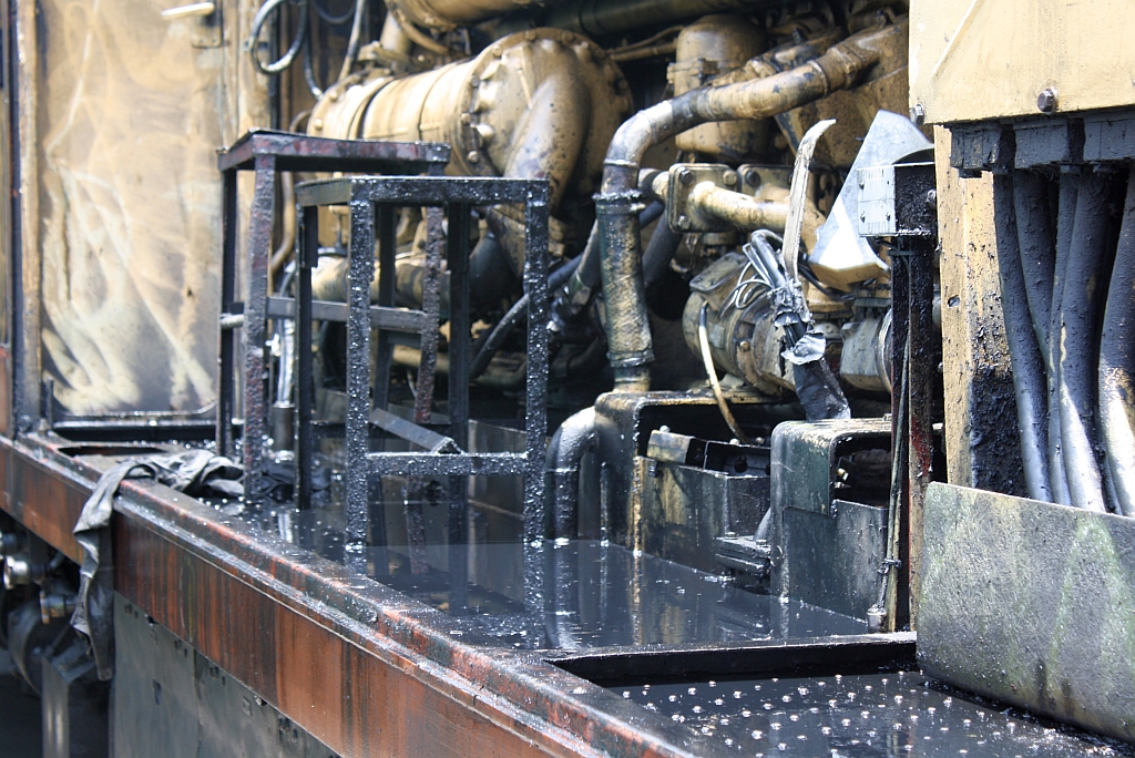 Offensichtlich dürfte die Reparatur der ADD 4416 (Co'Co', de, Alsthom, Bj.1985) einen Ölverlust betreffen. Bild vom 19.Mai 2012 im Depot Thon Buri.
