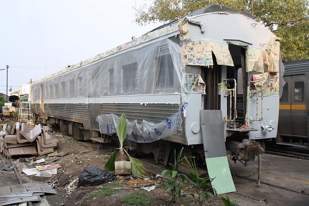 Offensichtlich verwendet man zum Abkleben alles Greifbare. Der NKF 1234 (1A' 2', dh, Kawasaki, Bj.1985) wird im Depot Mahachai einer Aufarbeitung inkl. Neulack unterzogen. Mangels eigener Spritzkabine finden die Lackierungsarbeiten im Freien statt. Aufnahme vom 15.März 2011.