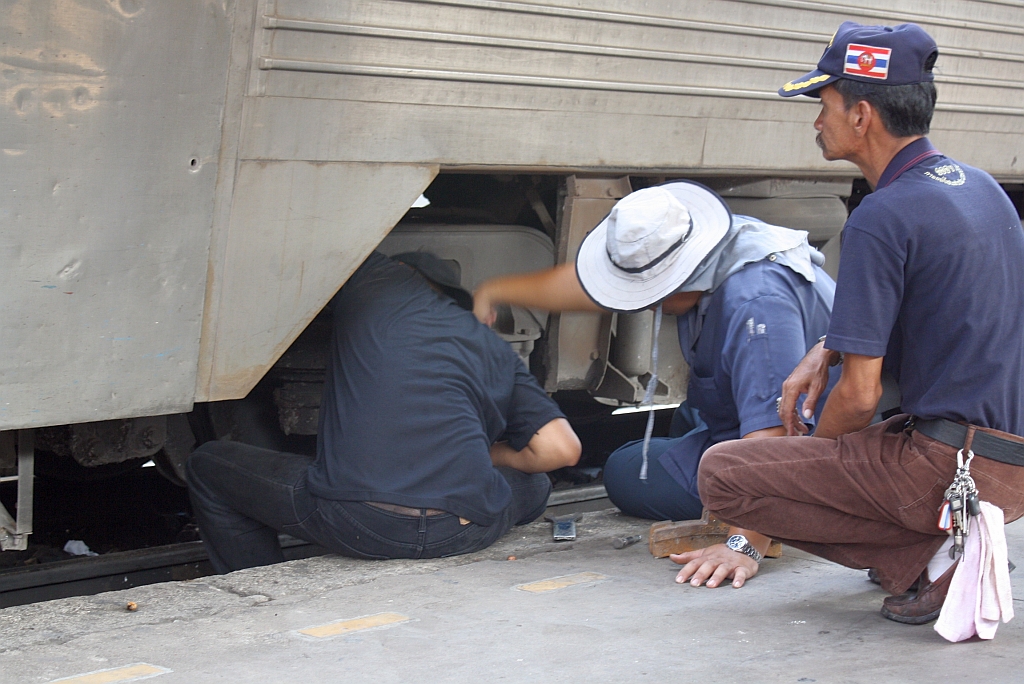 Offensichtliche Probleme an der Bremse des Zwischenwagen 2127, eingereiht im SP EXP DRC 12 von Chiang Mai nach Bangkok, werden am 14.März 2012 im Bf. Phitsanulok behoben.