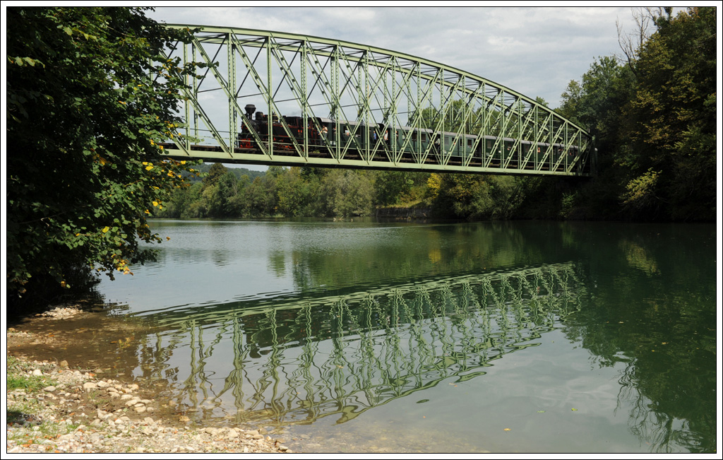 Oft hast ein Pech - der James Bond unter der Resitas, die 007, kurz vor Grnburg am 24.8.2012. Bei der Wiederholung der berfahrt ber die Brcke hat es dann zwar schn geraucht, dafr war keine Spiegelung mehr da. 
