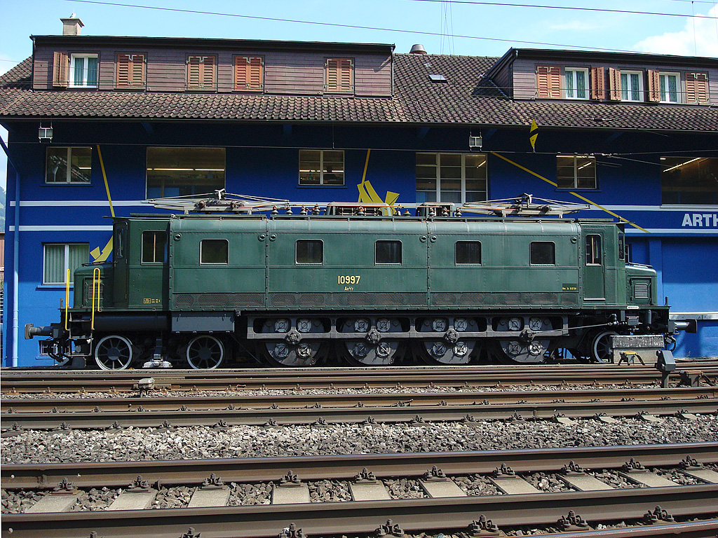 Oh, was sehen wir denn da?! Ae 4/7 Nr. 10997 steht unweit des Bahnhofs Schwyz unttig herum. Aufnahme vom 10. Aug. 2010, 16:07