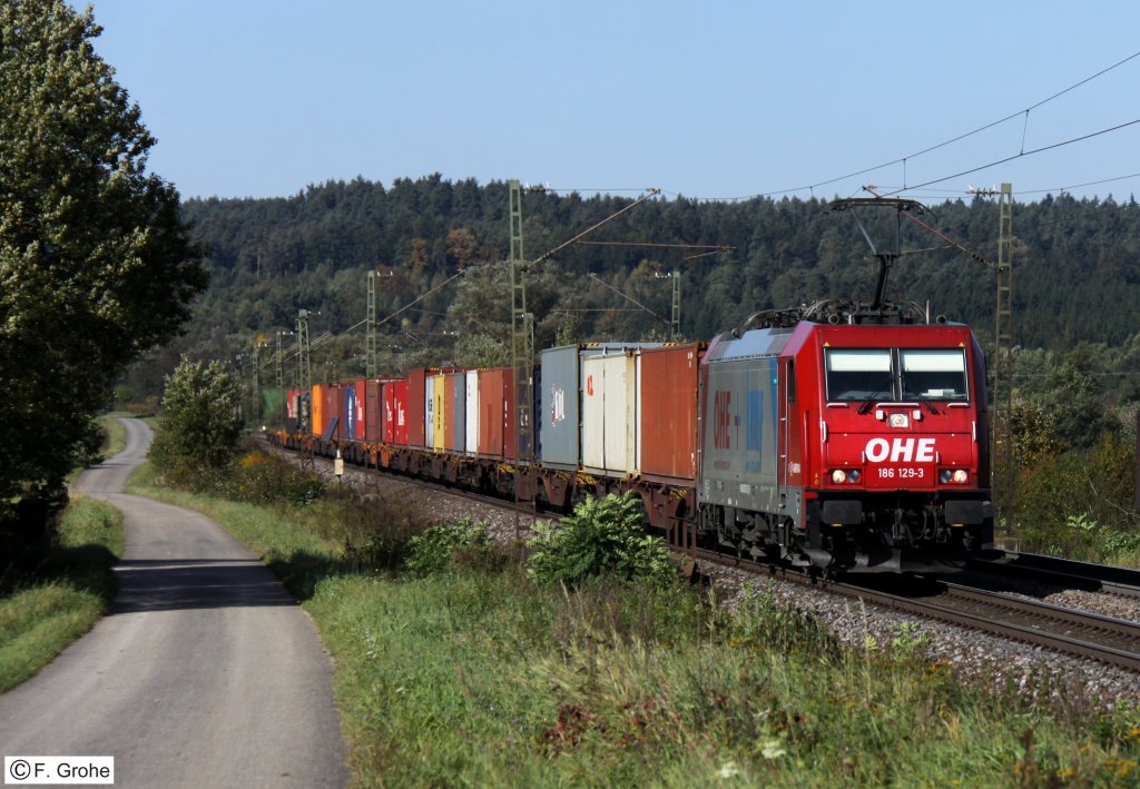 OHE + Knauf 186 129-3 vor Containerzug Richtung Regensburg, KBS 880 Nrnberg - Passau, fotografiert bei Plling am 10.10.2008