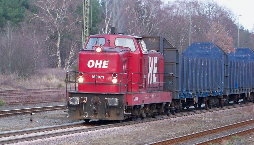 OHE 120071 beschleunigt und f�hrt weiter mit den leeren Holzzug nach Soltau. (25.03.10)