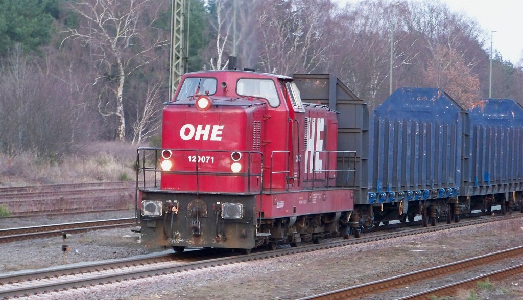 OHE 120071 beschleunigt und fhrt weiter mit den leeren Holzzug nach Soltau. (25.03.10)