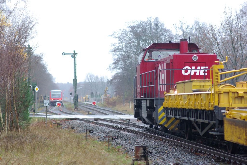 OHE 150 006 mit Bauzug auf  Abwegen  den hier ist sie auf der Heidebahn bei Handeloh im gesperrten Streckenabschnitt zwischen Handeloh und Buchholz in der Nordheide am Nachmittag des 18.11.2009 unterwegs.

Im Hintergrund wartet ein 628 auf die Busse des Schienenersatzverkehrs im  Bahnhof  Handeloh.

� Jan Schuur 2009