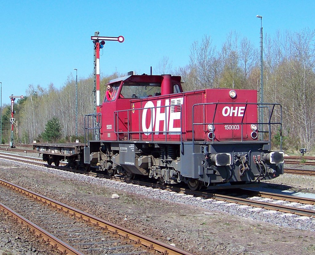 OHE 150003 kommt mit nur einen Wagen aus der Kaserne. Gru� an den Tf. (17.04.10)