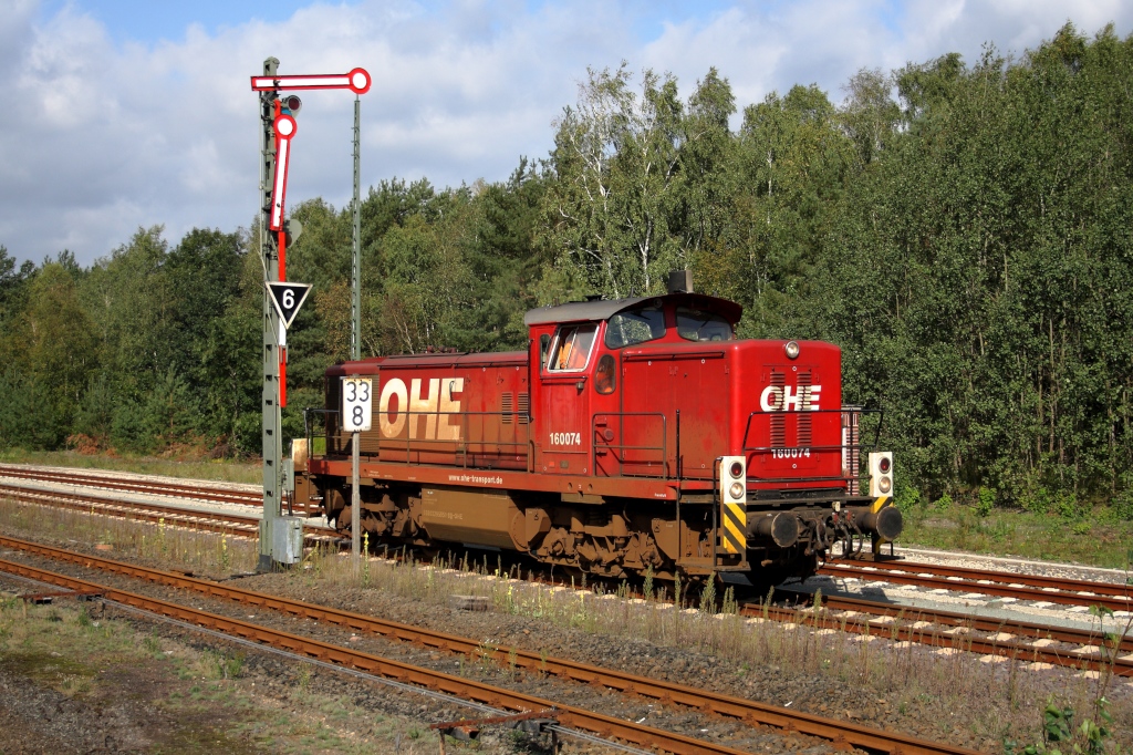 OHE 160074 hat einen Wagen in die Kaserne gebracht und kommt ohne Wagen wieder raus. (13.09.11)