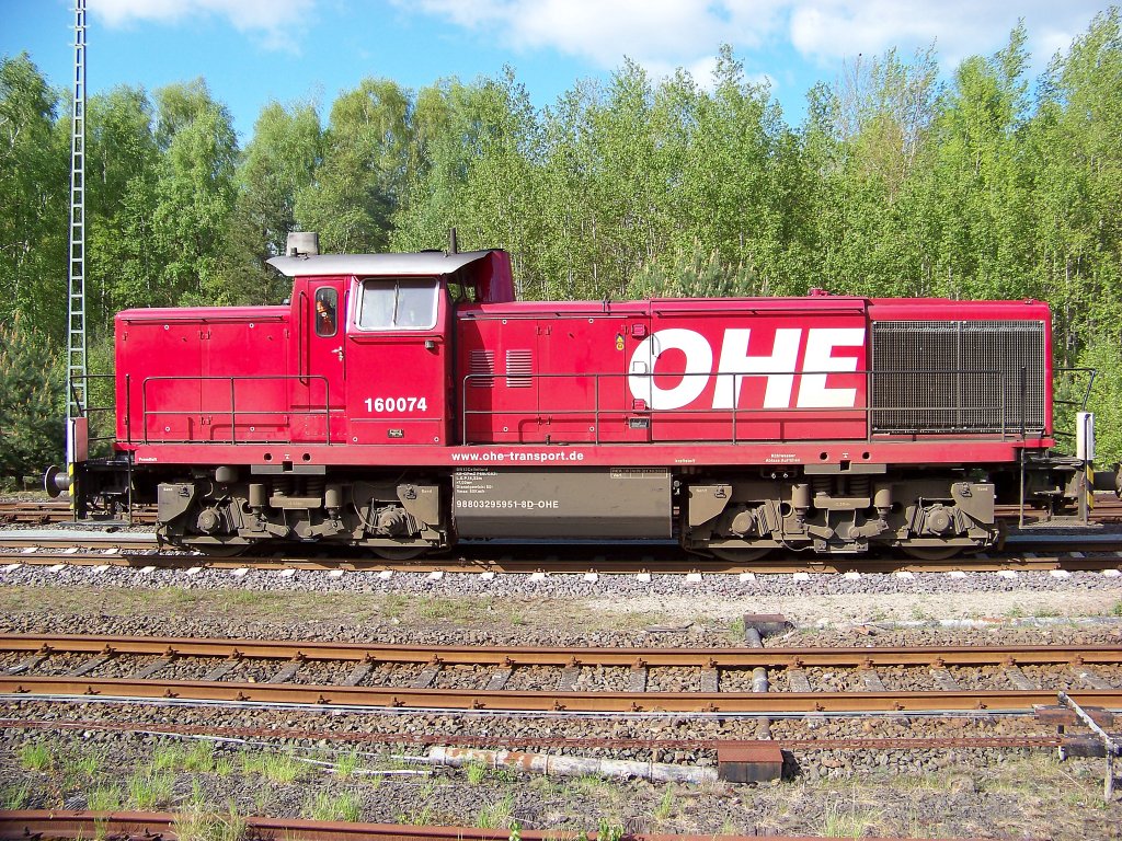 OHE 160074 kam f�r nur eine Wagen beladen mit einen Fuchs nach Munster um ihn in die Kaserne zu bringen. (04.05.10)