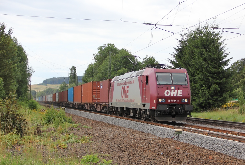 OHE 185 534-5 mit Containerzug in Fahrtrichtung Norden. Aufgenommen am 07.07.2011 am B Eltmannshausen/Oberhone.