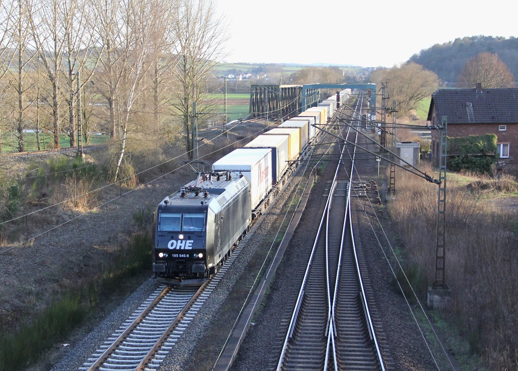 OHE 185 546-9 mit Containerzug in Fahrtrichtung Norden. Aufgenommen am 14.04.2013 bei Blankenheim.