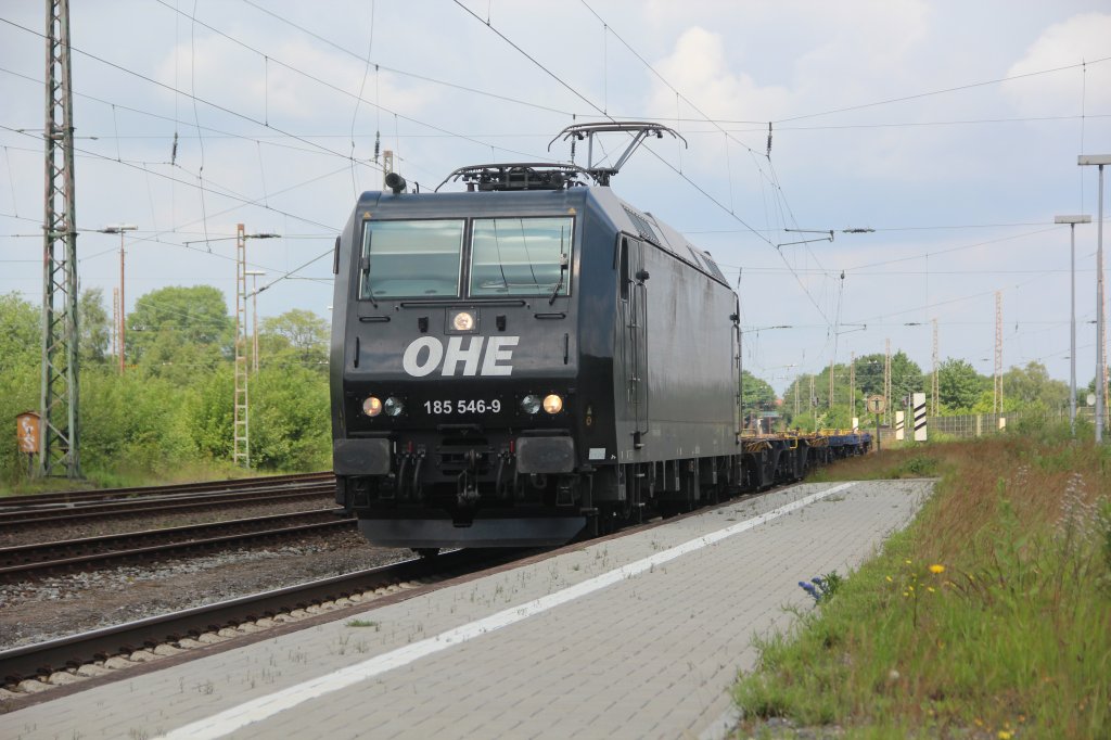 OHE 185 546 mit einem Ganzzug aus Containertragwagen in Bremerhaven Wulsdorf auf dem Weg aus dem Containerterminal in Richtung Sden.