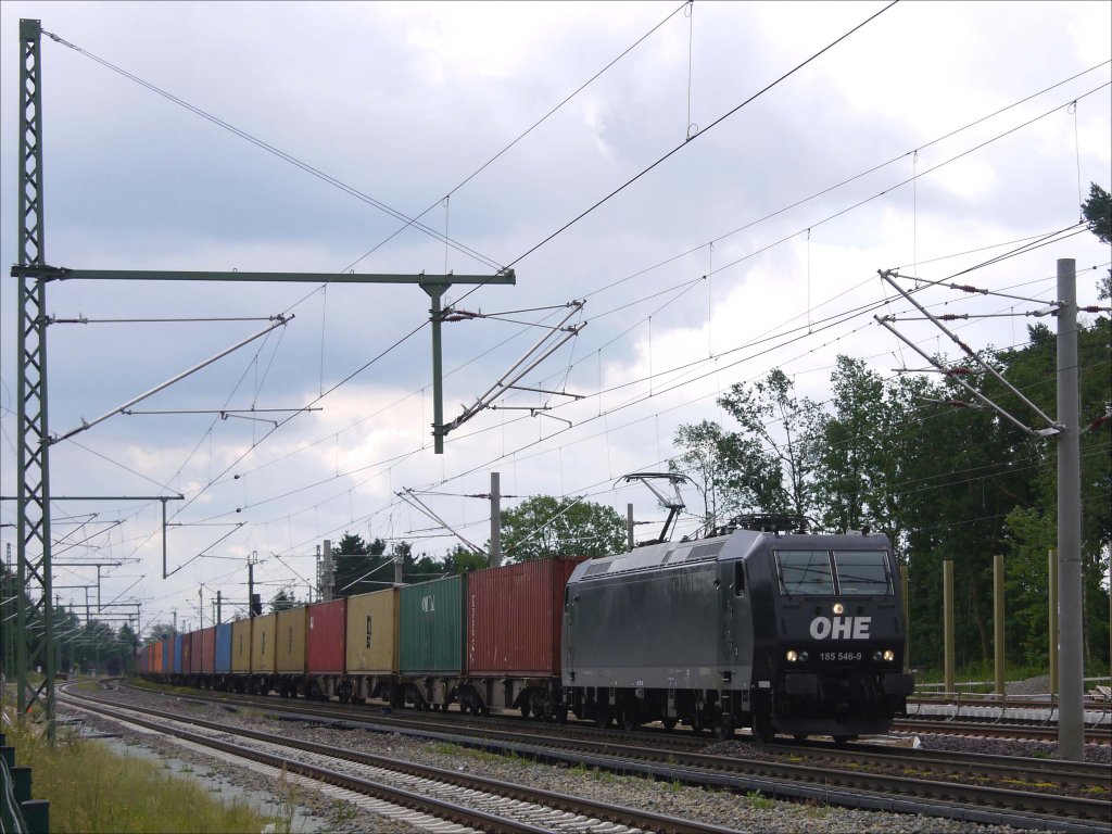 OHE 185 546 mit einem Containerzug (46180) von Bratislava ber sterreich kommend in Richtung Hamburg; Winsen (Luhe), 22.06.2013

