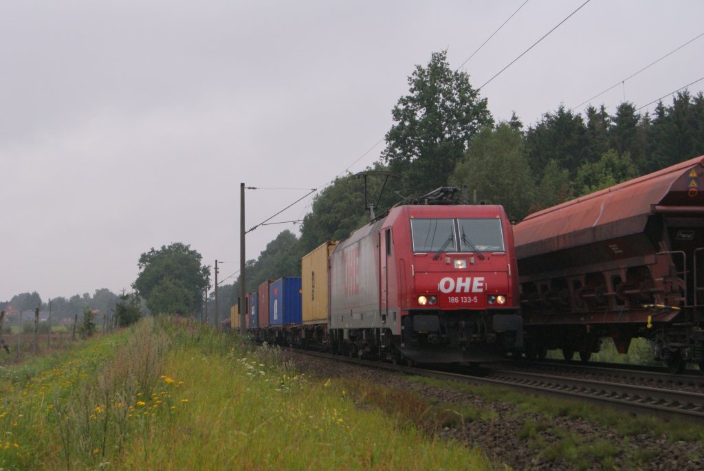 OHE 186 133-5 mit einem Cotainerzug in Reindorf am 04.08.2011