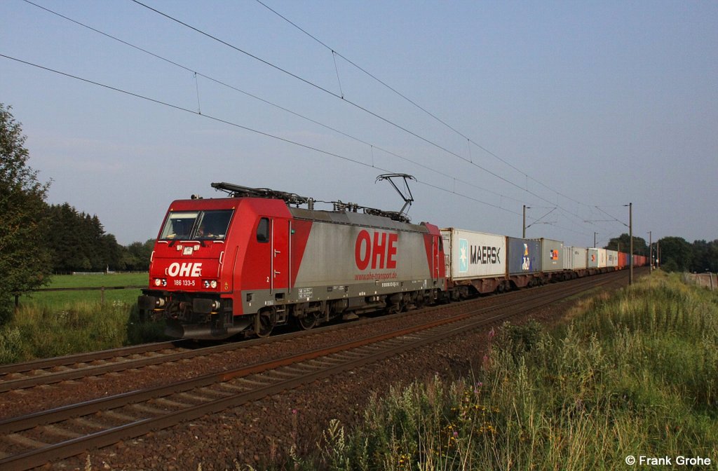 OHE 186 133-5 vor Containerzug Richtung Buchholz Nordheide, Gterstrecke Jesteburg - Buchholz Nordheide, fotografiert bei Reindorf am 04.08.2011