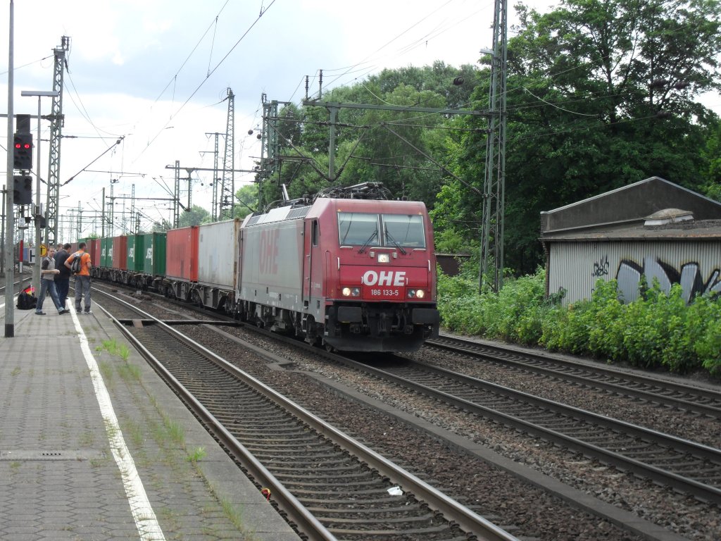 OHE 186 133 mit Containerzug in Hamburg Harburg am 6.7.2010. 