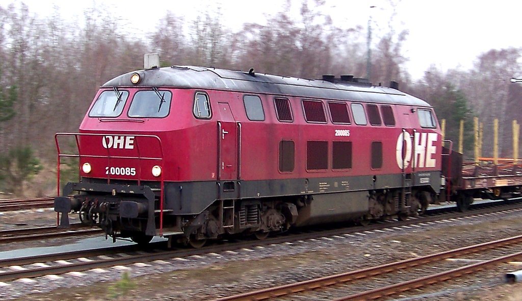 OHE 200085 fhrt mit einen leeren Holzzug durch Munster, weiter nach Soltau. (20.03.10)