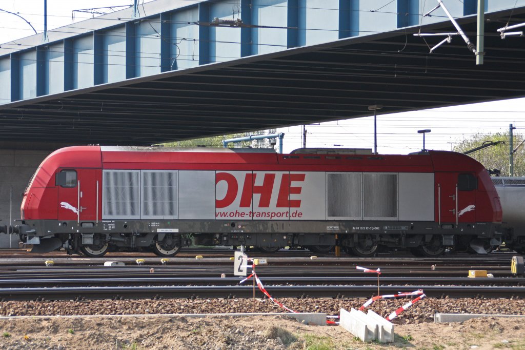 OHE 223 101 steht am 26.4.11 abgestellt im Gbf Alte Sderelb.
