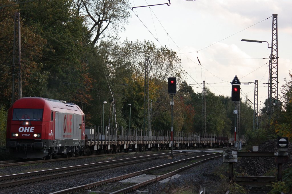 OHE 270080 am 15.10.12 mit einem leeren Stahlzug bei der Durchfahrt durch Ratingen-Lintorf.