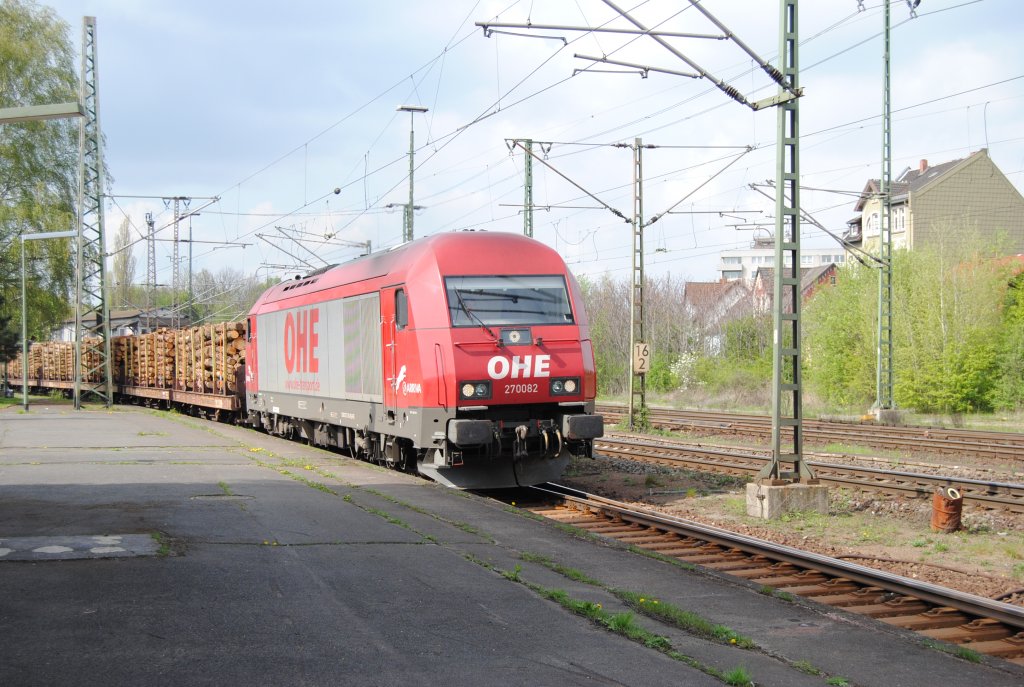 OHE 270082, am 27.04.10, mit Holzzug f�hrt in Lehrte ein.