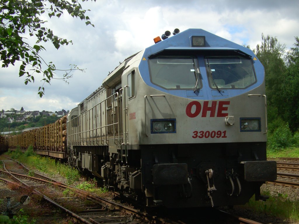 OHE 330091 wartet am 19.06.2010 auf die Beladung eines Holzzuges in Arnsberg.