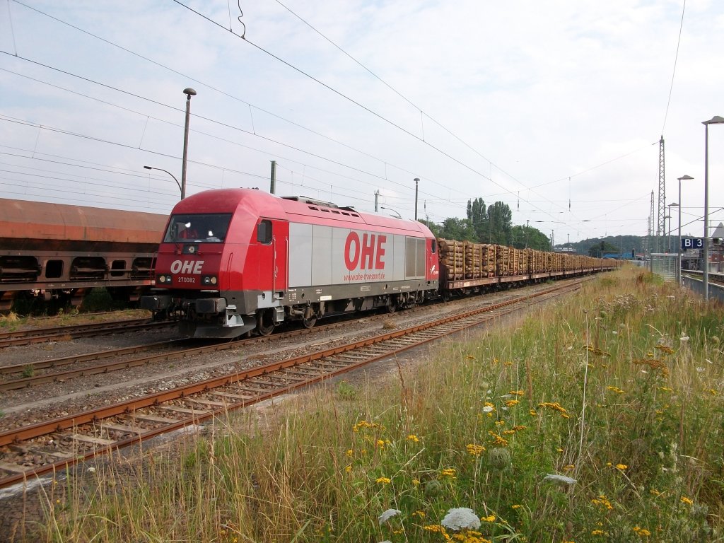 OHE-Eurorunner 270082 rangierte am 06.August 2010 einen Holzzug in Bergen/Rgen zusammen.