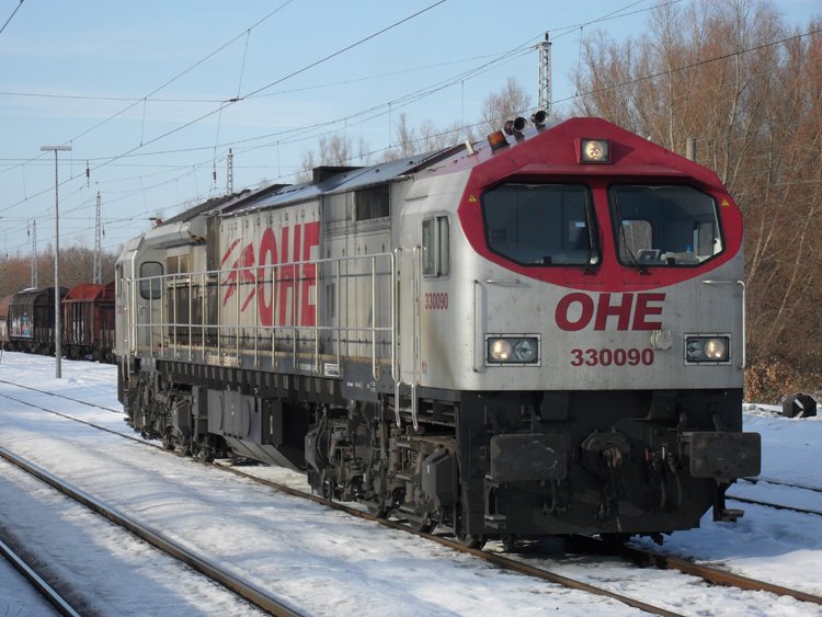 OHE-LOK 330090 wird in krze den Holzzug von Rostock-Bramow Richtung Stendal Niedergrne im Bahnhof Rostock-Bramow bespannen.(21.02.10)