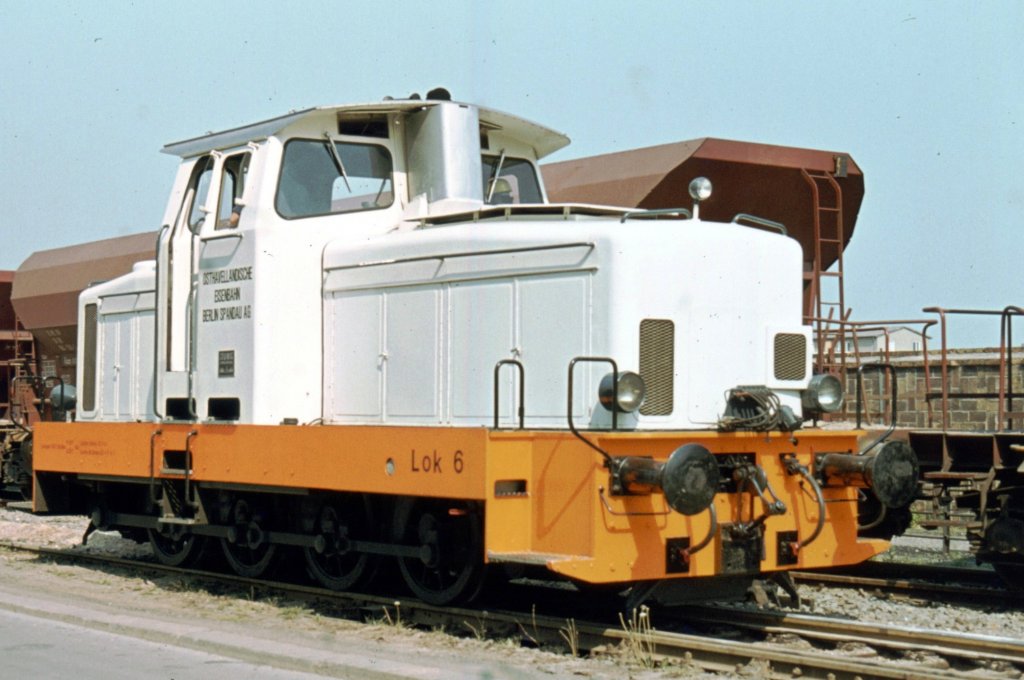 OHE (Osthavellndische Eisenbahn) Lok 6 Berlin-Spandau, Rauchstrae im Mai 1981 - da fhrt die heutige HVLE schon lange nicht mehr hin.