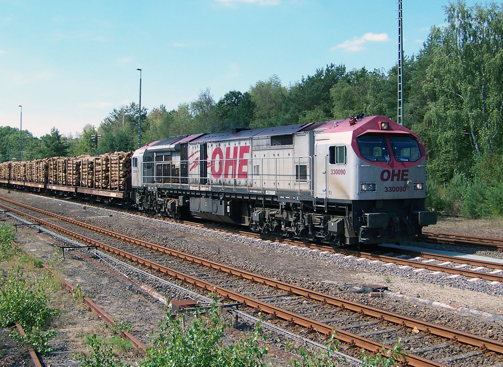 OHE RedTiger 330090 fhrt mit den Holzzug durch Munster. (07.08.2010)