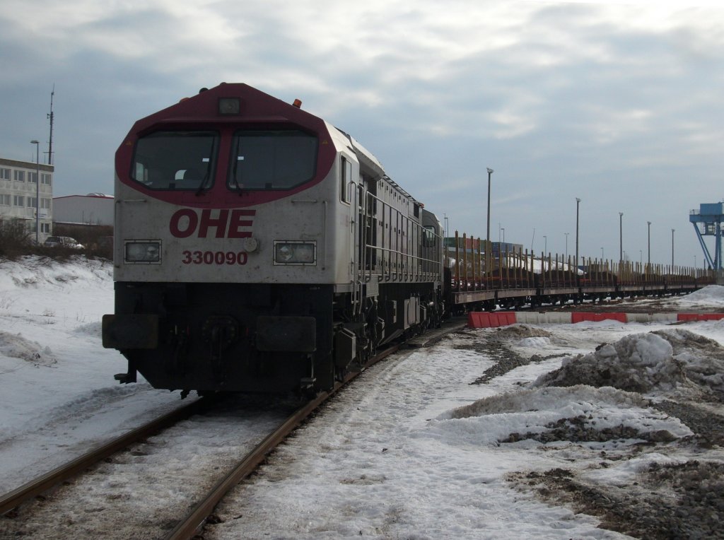 OHE-Tiger 330090 am 24.Februar 2010 mit leeren Holzwagen im Fhrhafen Mukran.