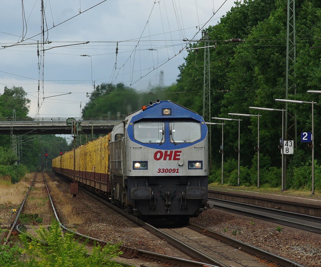 OHE Tiger 330091 mit voll beladenem Holzzug fhrt in Richtung Sden durch Radbruch. Aufgenommen am 06.07.2010.