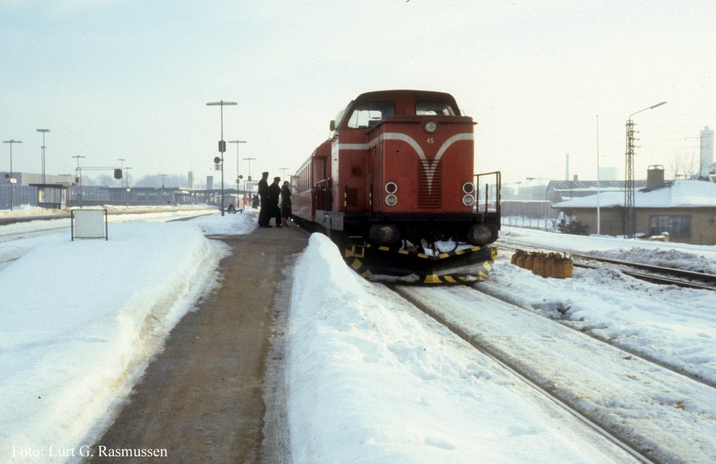 OHJ, Oddsherred Jernbane: Diesellok 45 (1966 von der Firma MaK gebaut, 1981 von der OHJ gekauft, 1987 verkauft) mit Personenzug hält am 28. Dezember 1981 im Bahnhof Holbæk. - Die Privatbahn OHJ bediente die Bahnlinie Nykøbing Sjælland - Holbæk. - Heute fahren hier moderne Triebzüge (Adtranz-IC2 und LINT 41) des Unternehmnens Lokalbanen.