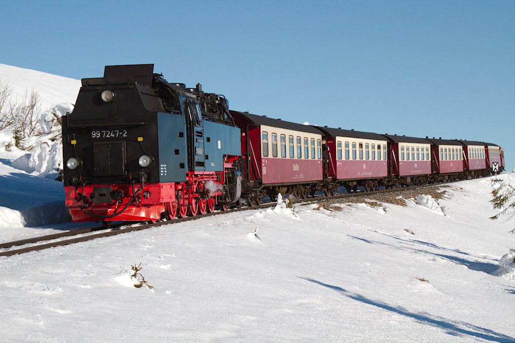Ohne Dampf rollt die 99.7247 mit ihrem Zug vom Brocken abwrts. (04.03.2013)