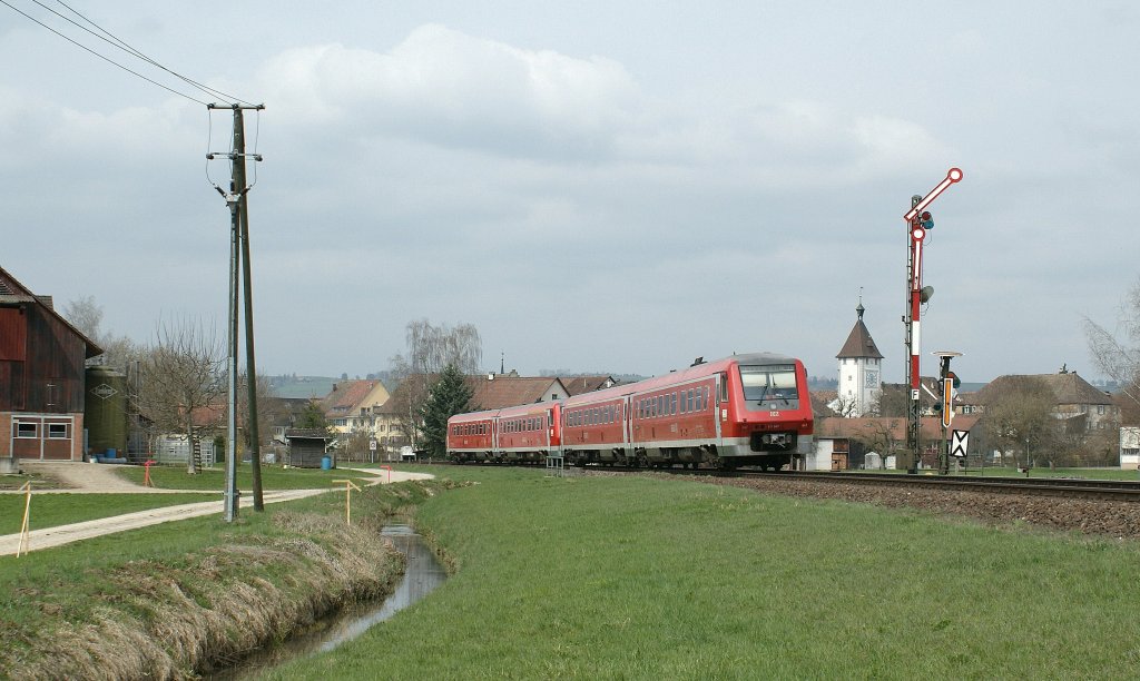 Ohne Halt brummt der IRE 3104 durchs Klettgau, hier am Einfahrtsignal in Neunkirch.
8. April 2010  