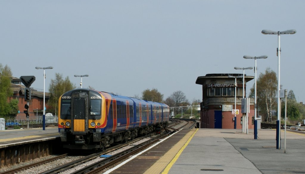 Ohne Halt fhrt am 19. April 2010 der elektrische Triebwagenzug 450 006 in Wimbledon Richtung London Waterloo durch. 