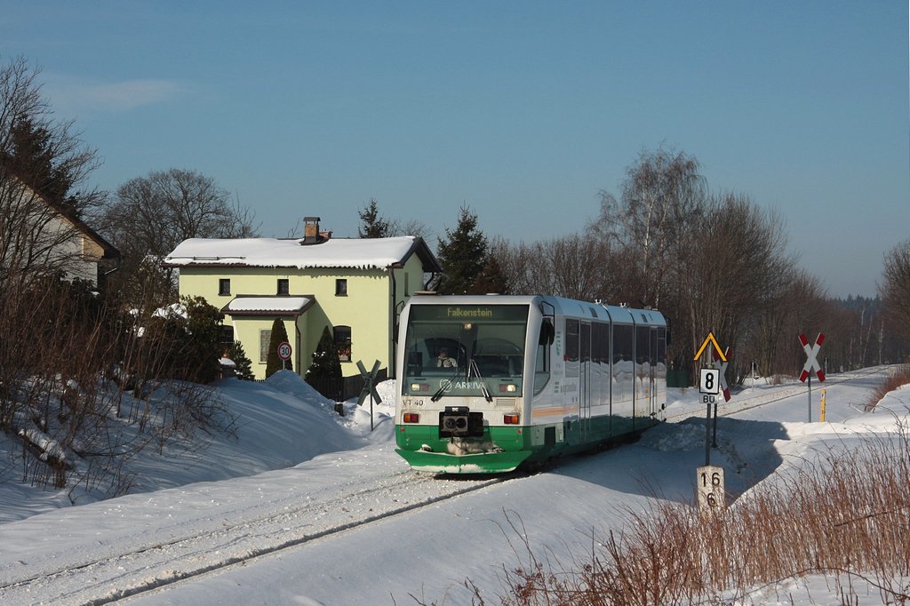 Ohne Halt passiert VT40 (654 040) der Vogtlandbahn Rebesgrün, ein Ort zwischen Eich und Auerbach/V. ohne Hp, als VBG83213 am 17.02.2010.