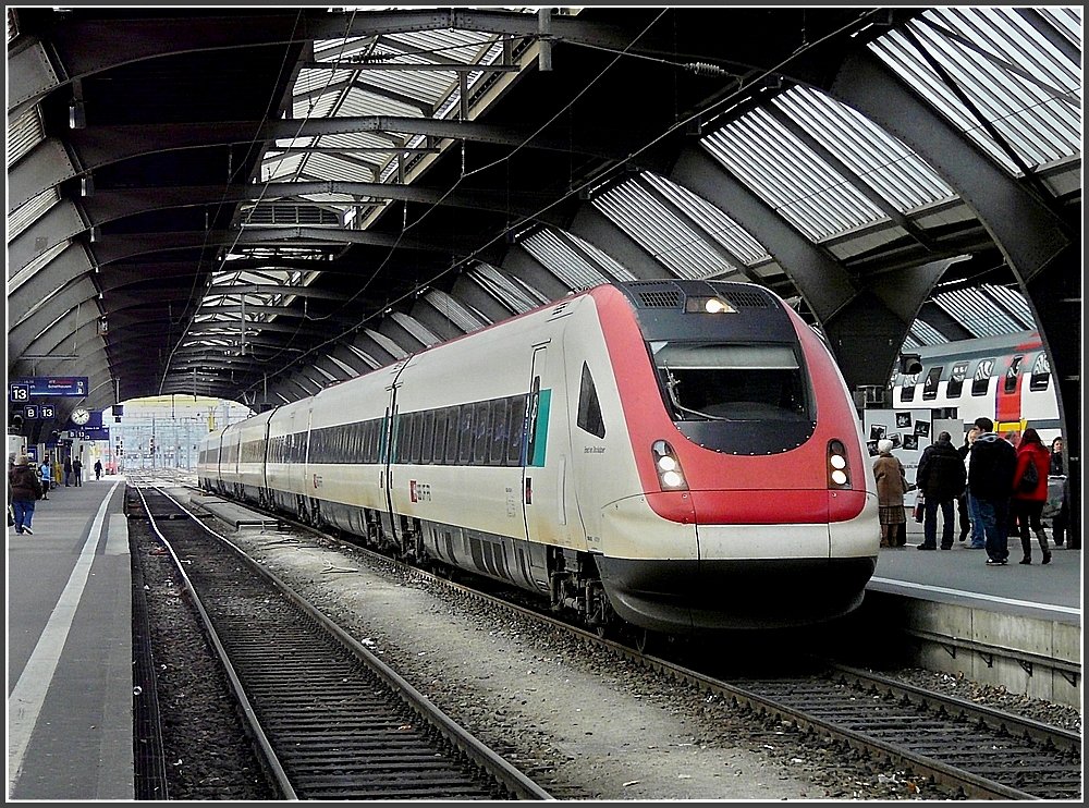 Ohne Lcheln fhrt eine ICN Einheit am 27.12.09 in den Hauptbahnhof von Zrich ein. (Jeanny)