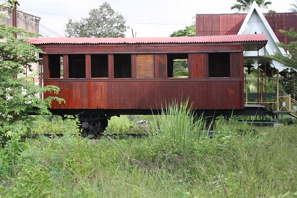 Ohne Nummer und Fabriksschild steht dieser Normalspurwagen als Denkmal im Depot Nakhon Ratchasima. Die Anschrift bedeutet 2.Klasse und d�rfte sich auf diese Wagenseite beziehen, denn die Fensterteilung spricht f�r einen 2./3.Klasse Wagen. Das Wellblechdach ist eindeutig nicht original. Bild vom 13.Juni 2011.