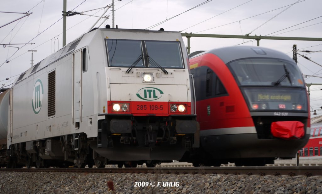 Ohne Personenbefrderung! - ITL BR285 mit einem Kesselwagen-Ganzzug wird in DD-Hauptbahnhof von einem umsetzenden RegioDB BR642  ausgebremst  (27.11.2009).    